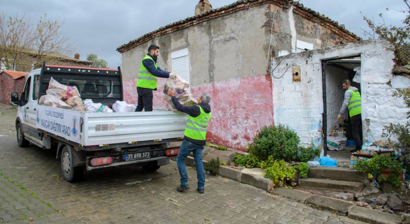 Dikili Belediyesi’nden yakacak yardımı