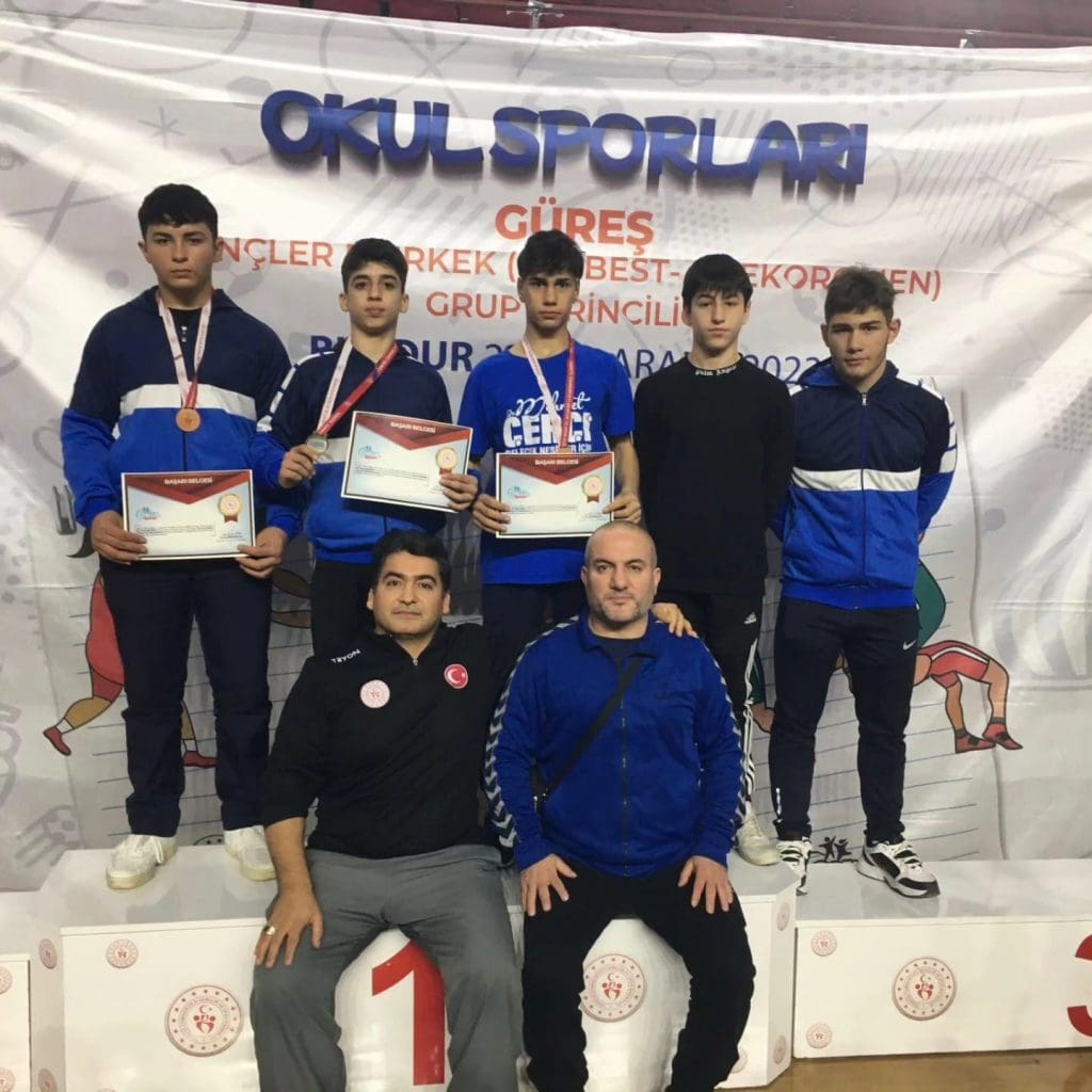 Yunusemreli güreşçiler Burdur’dan üç madalya ile döndü