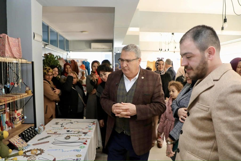 Dekoratif El Sanatları Sergisi’nde hünerlerini sergilediler