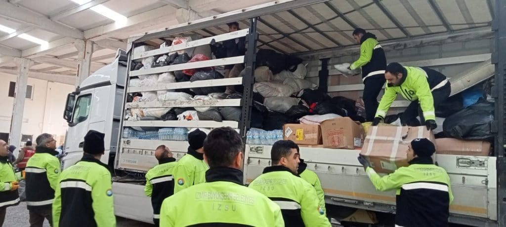 İzmir’den Hatay’a kırtasiye seti, bot ve mont desteği