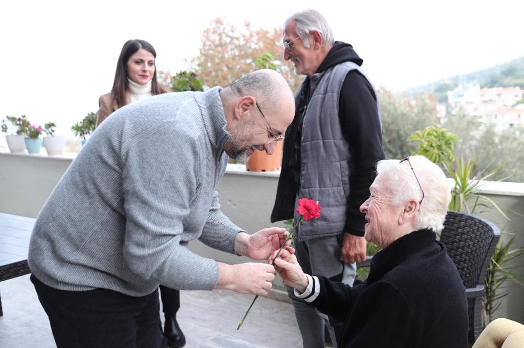 Buğra Gökce’den huzurevine yeni yıl ziyareti