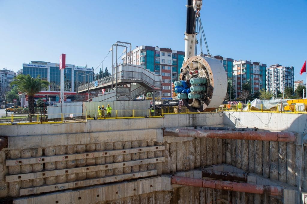 Dev tünel açma makineleri yer altına indi