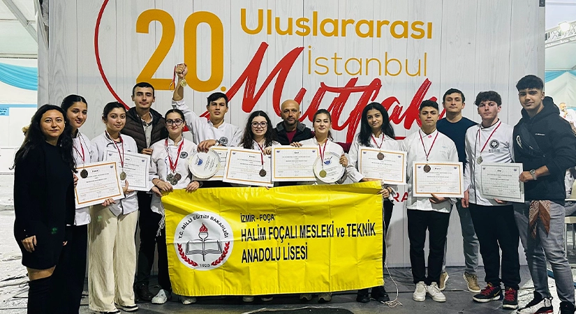 İzmirli öğrenciler İstanbul’dan madalyalarla döndü