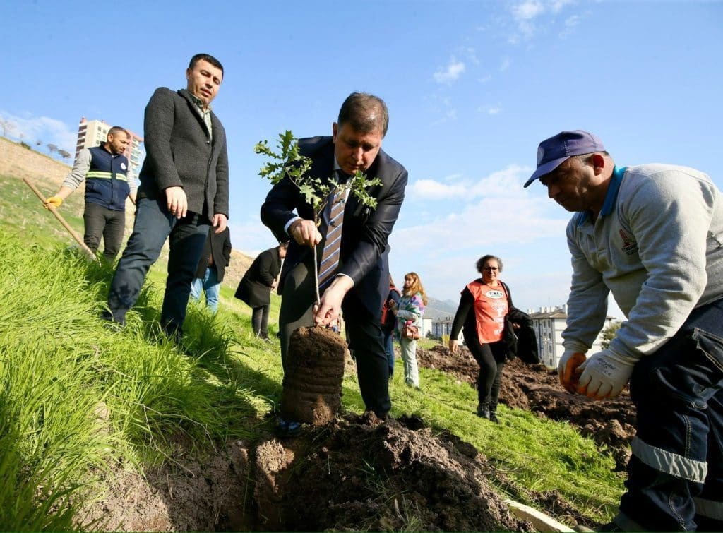 Karşıyaka’da ağaç varlığı artıyor