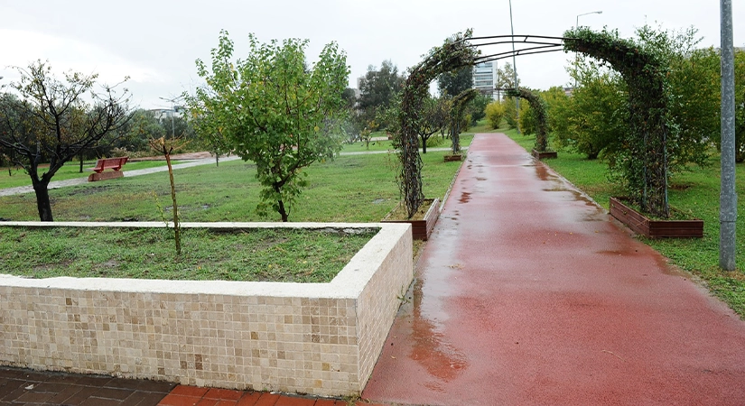 Karşıyaka meyve bahçeleriyle süsleniyor