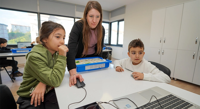 Gaziemirli öğrenciler robotik kodlama ile geleceğe hazır