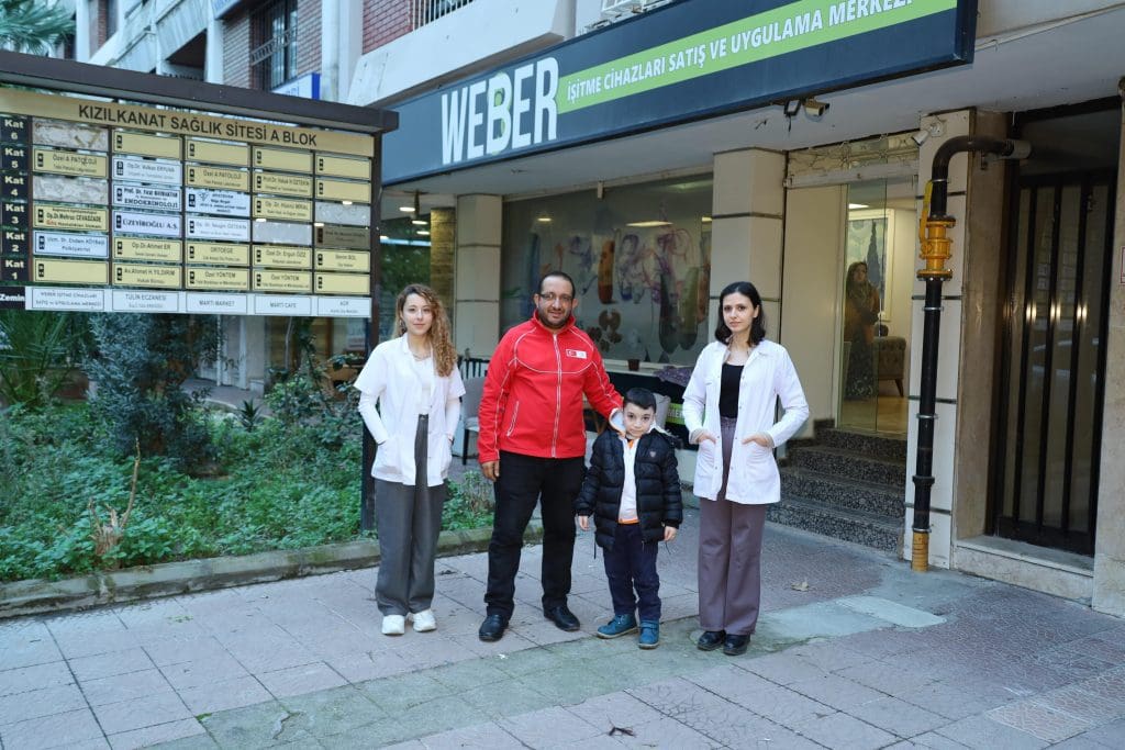 Küçük Berat’a Türk Kızılay’dan İşitme Cihazı