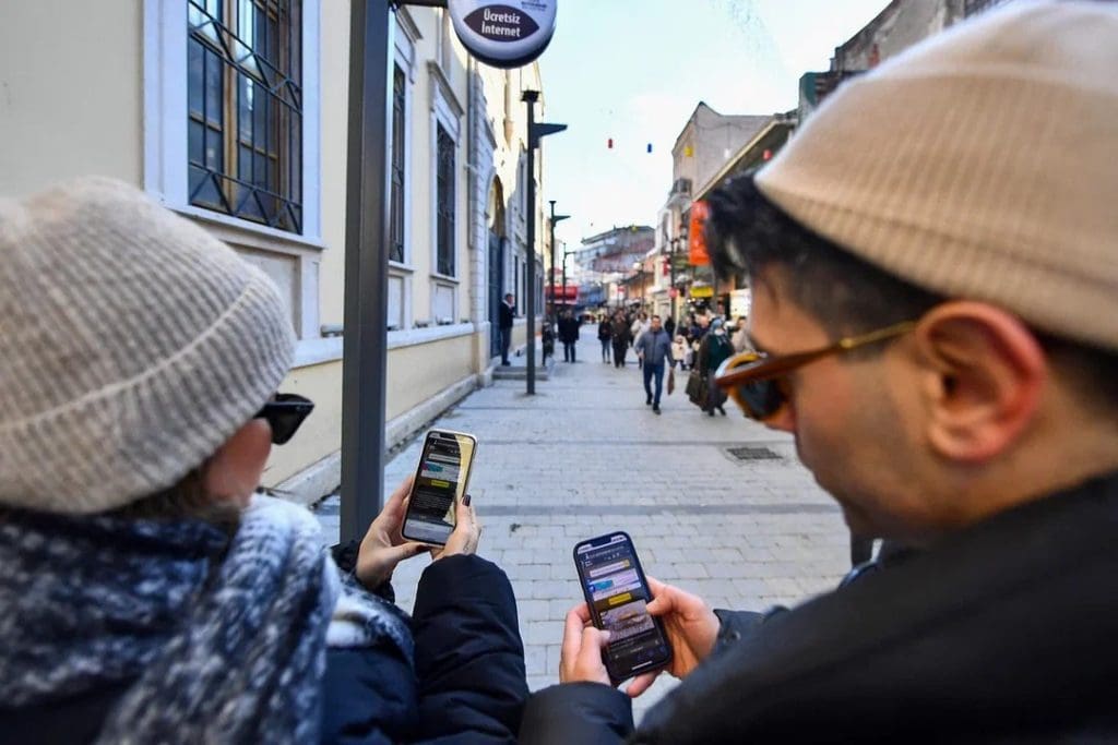 Kemeraltı’nda 17 noktada “ücretsiz internet” dönemi