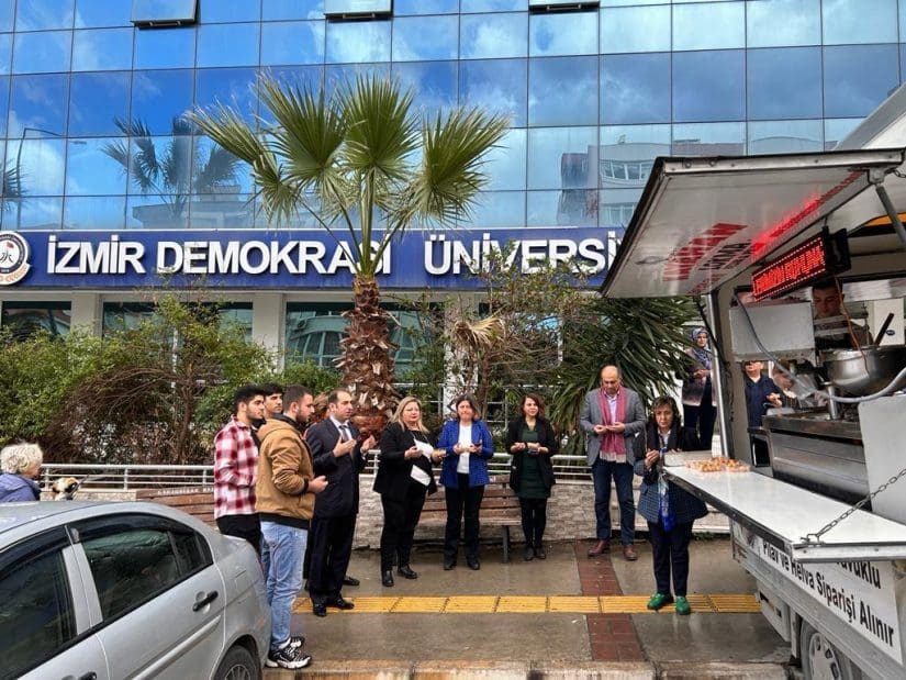 İzmir Demokrasi Üniversitesinde Şehitlerimiz Hatırasına Lokma Hayrı Gerçekleştirildi