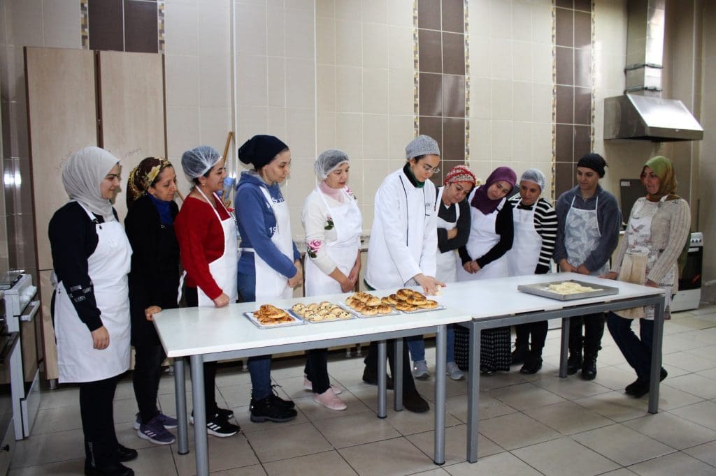 Karşıyaka Belediyesi, sertifikalı kurslarla istihdam sağlıyor