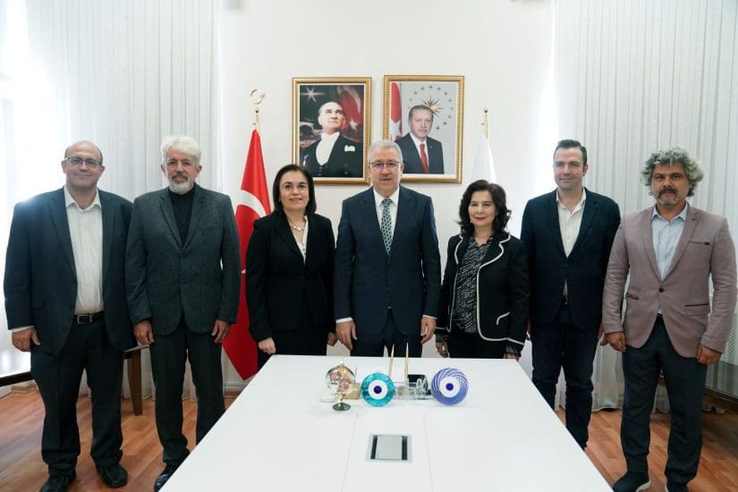 Biyonik el protezi geliştirecek ekip Ege Üniversitesi Rektörü Prof. Dr. Necdet Budak ile bir araya geldi