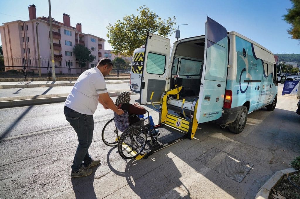 Gaziemir’de hasta ve engellilere nakil hizmeti