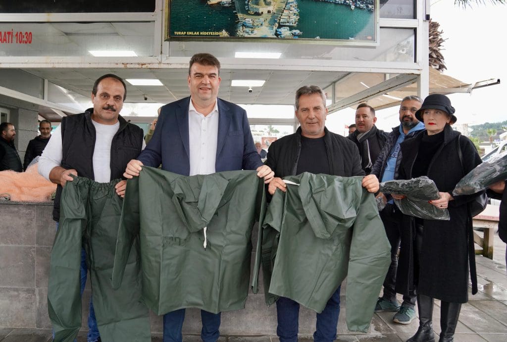 Seferihisar’da balıkçılara yağmurluk