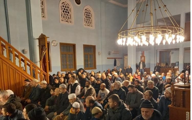 Yılın ilk sabah namazı için bir araya geldiler