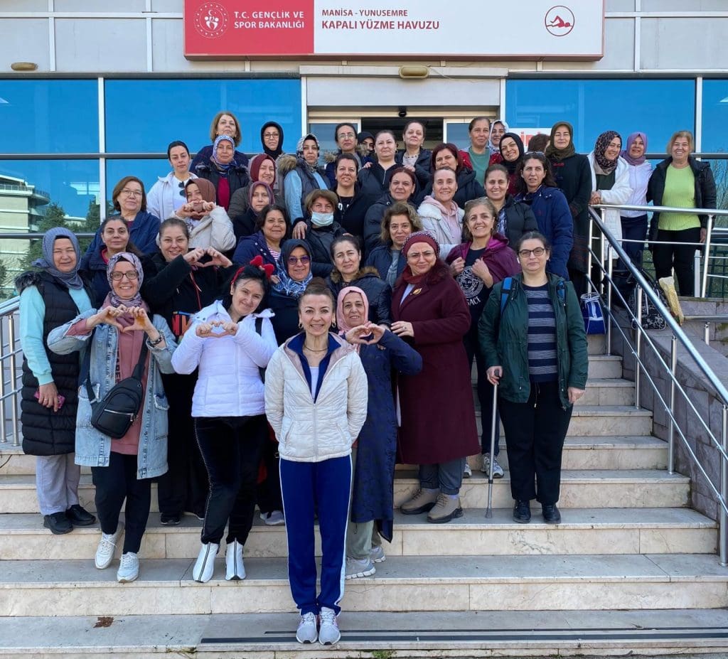 Yunusemre’de 10 bin kadın yüzmeyi öğrendi