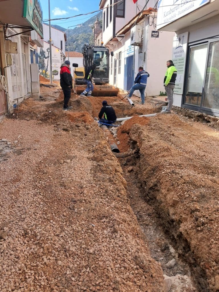 Karaburun Cumhuriyet Caddesi atık su hattına kavuştu