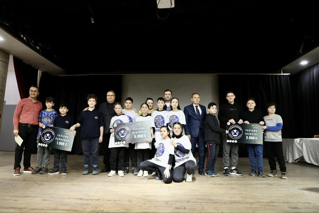 Çerçi, ‘Robot Yarışması’nda dereceye giren takımlara ödüllerini verdi.