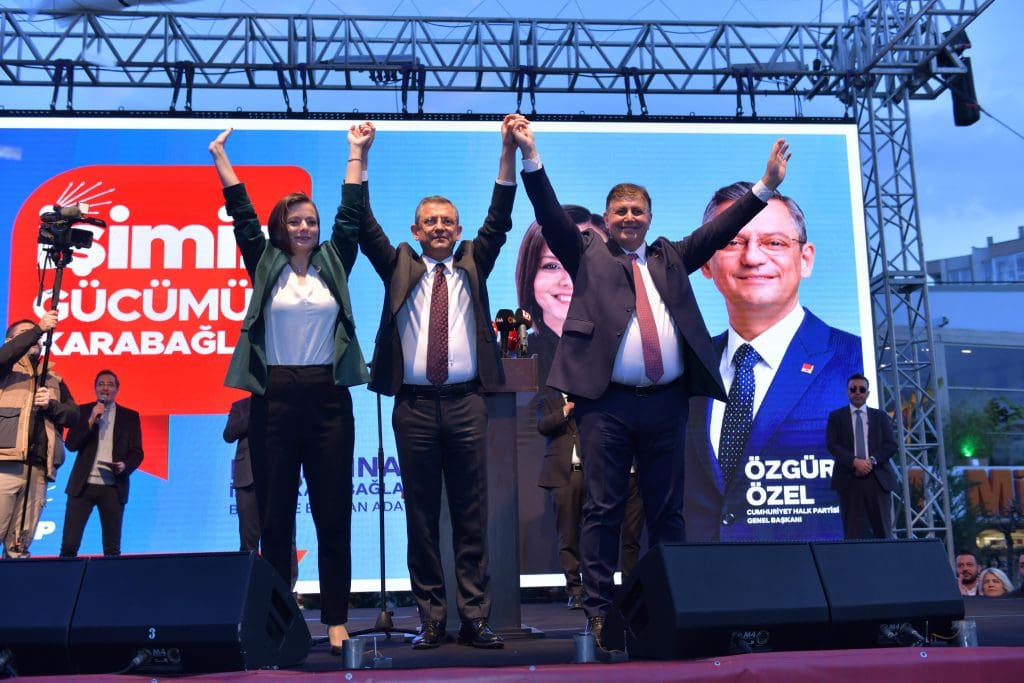 CHP Genel Başkanı Özel’den Tugay’a: Sütte leke var onda yok