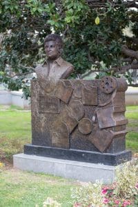 Zeki Müren’in heykeli Kültürpark’ta