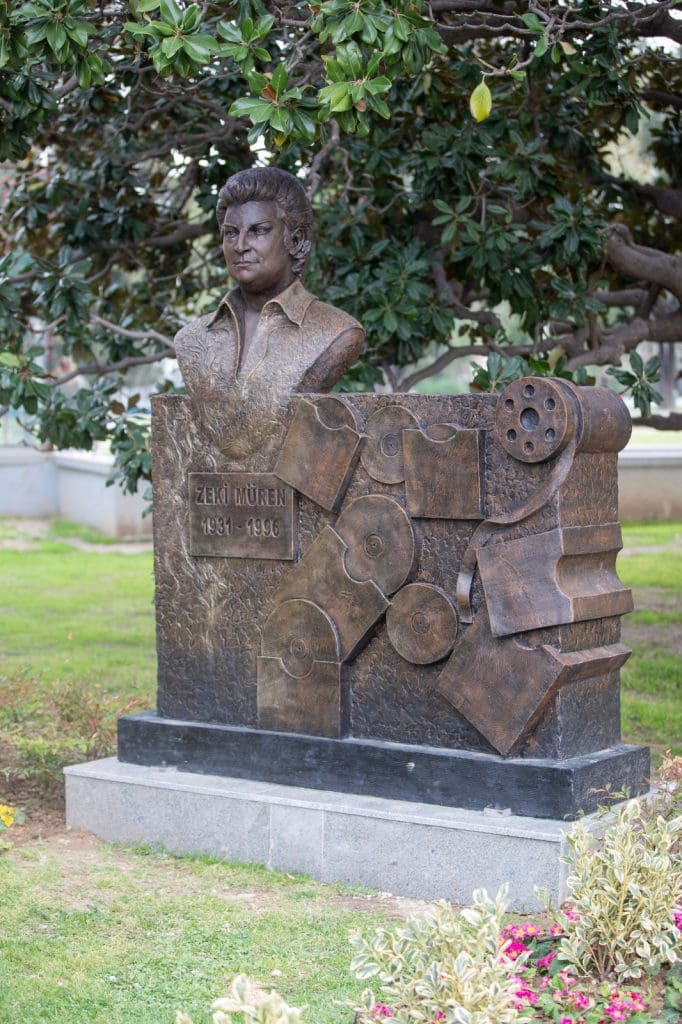 Zeki Müren’in heykeli Kültürpark’ta