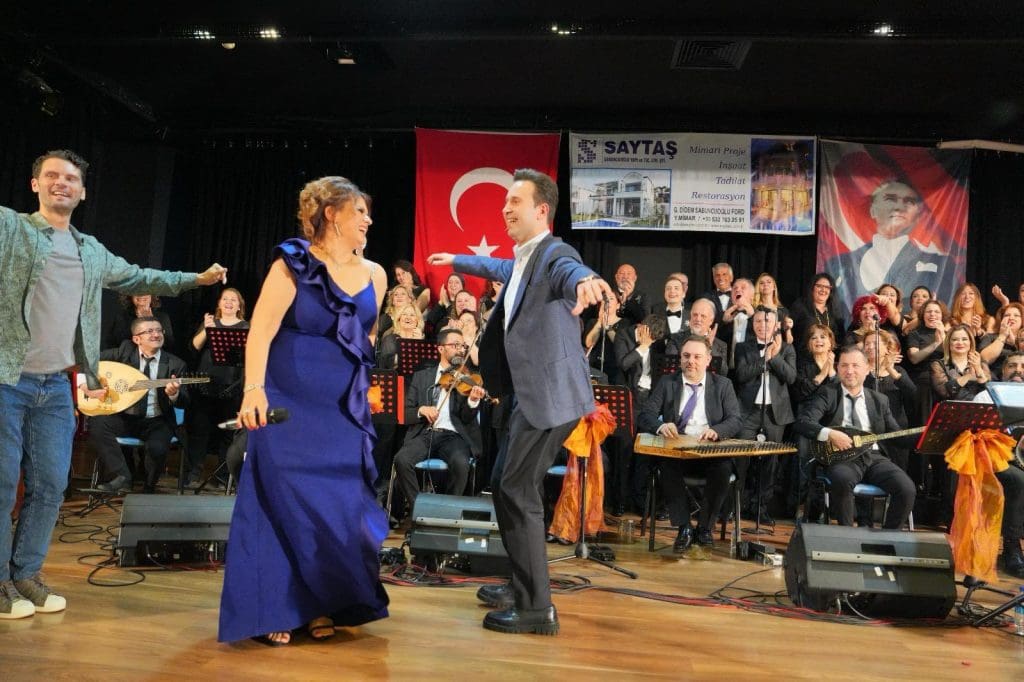 Çiftçioğlu sahnede oynadı, koroyla şarkı söyledi