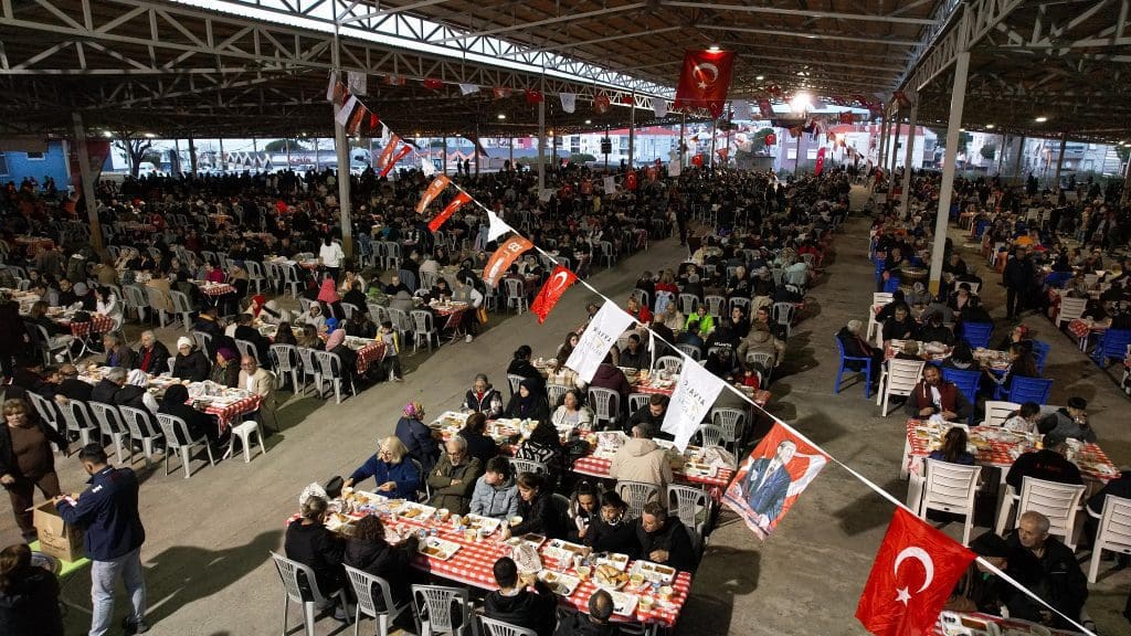 Ayvalık Belediyesi’nden 5 bin kişilik dev iftar 