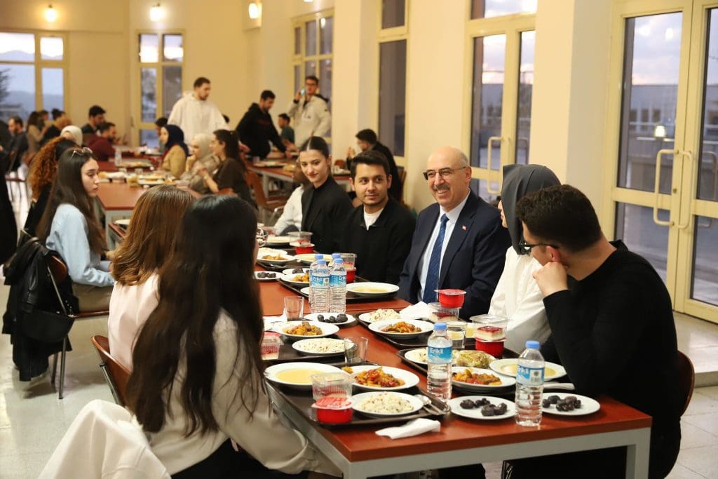 DEÜ Rektör Vekili Ak öğrencilerle iftar yaptı