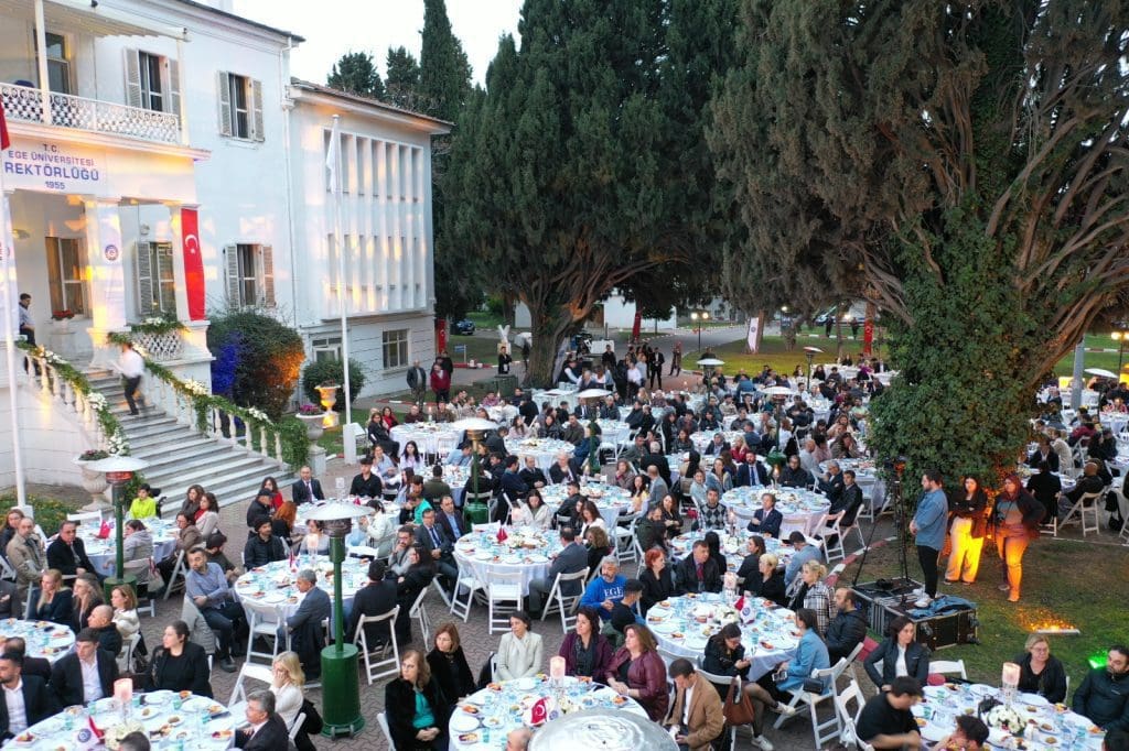 Ege Üniversitesi ailesi iftar programında bir araya geldi