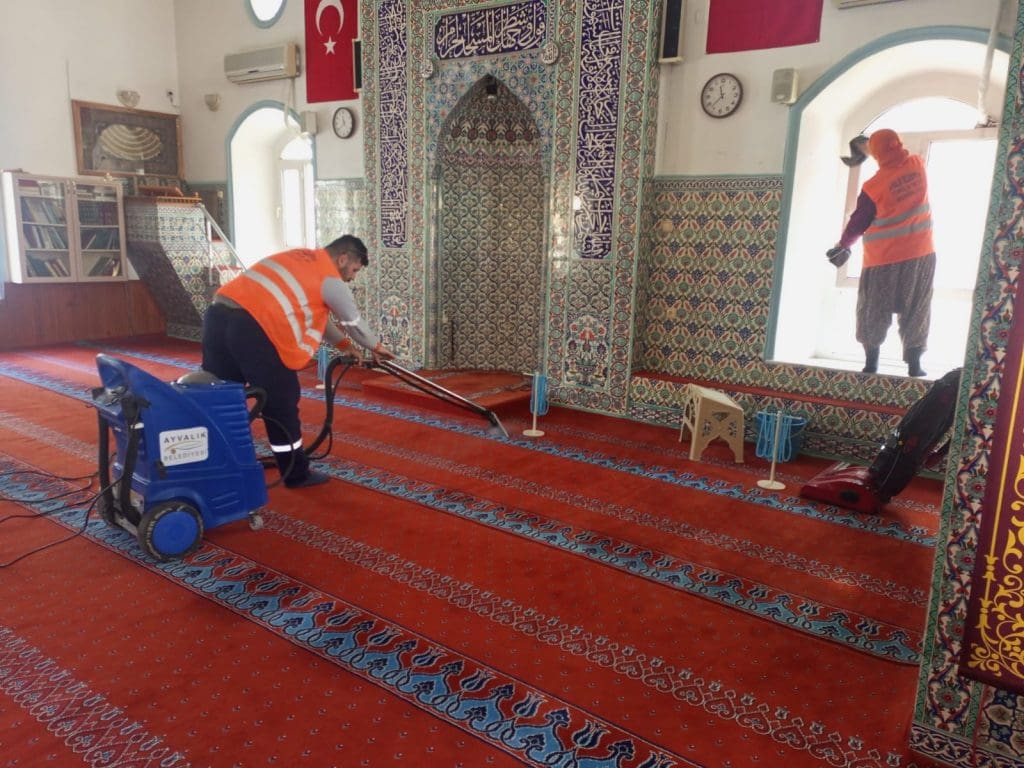 Ayvalık’ta camiler Ramazan Ayı’na hazır