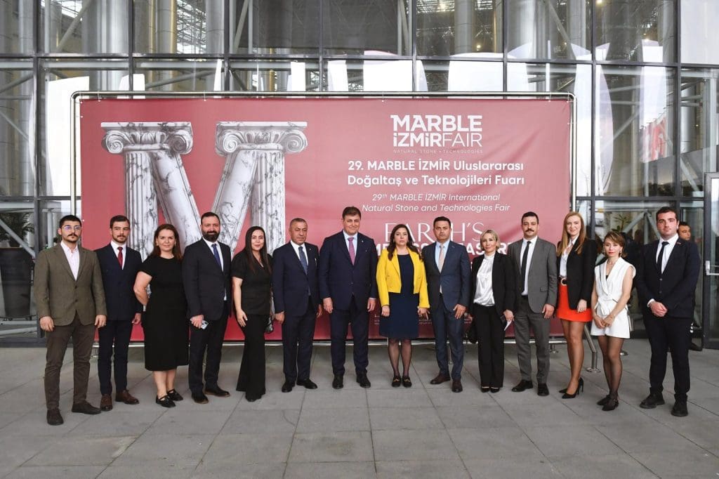 Genç tasarımcılara ödüllerini Başkan Cemil Tugay verdi