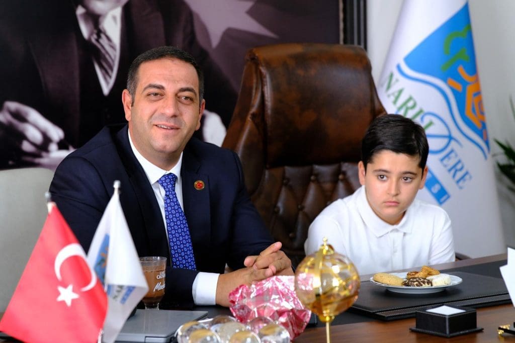 Narlıdere’de minik Ali koltuğu başkan Erman Uzun’dan devraldı