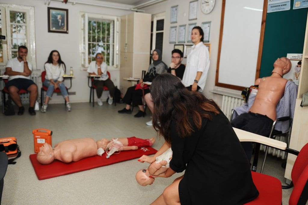 Karşıyaka’da ilk yardım kursları aralıksız devam ediyor