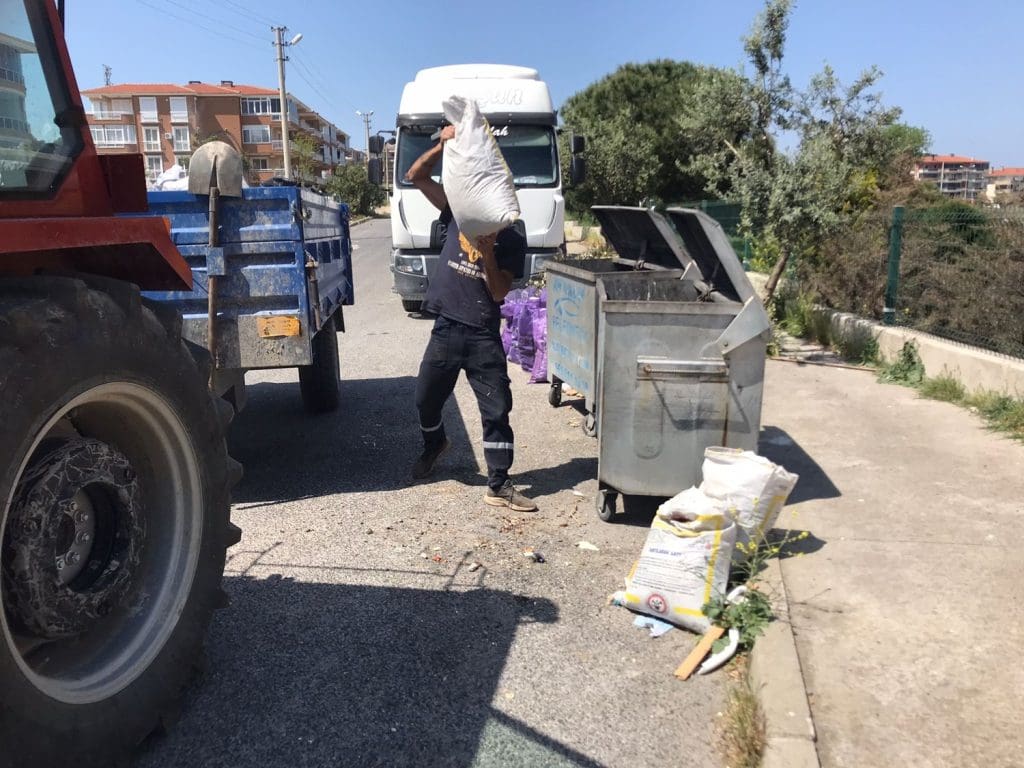 Ayvalık Belediyesi, bayram tatilinde 15 bin ton çöp topladı