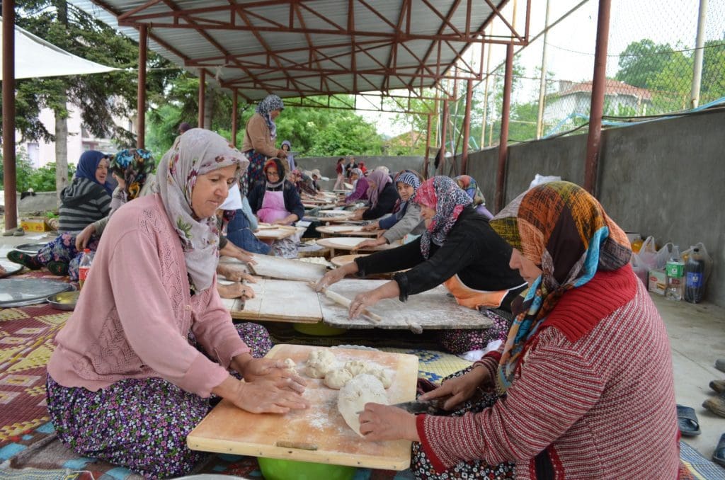Yağmur duasında gözleme yapıp, dağıttılar