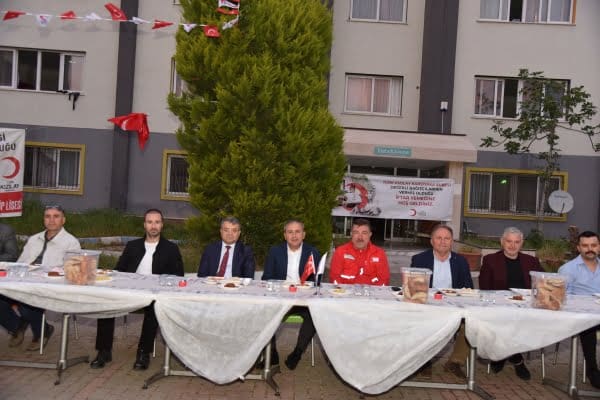 Karşıyakalı yöneticiler Kadir Gecesi’nde halkla birlikte iftar açtı