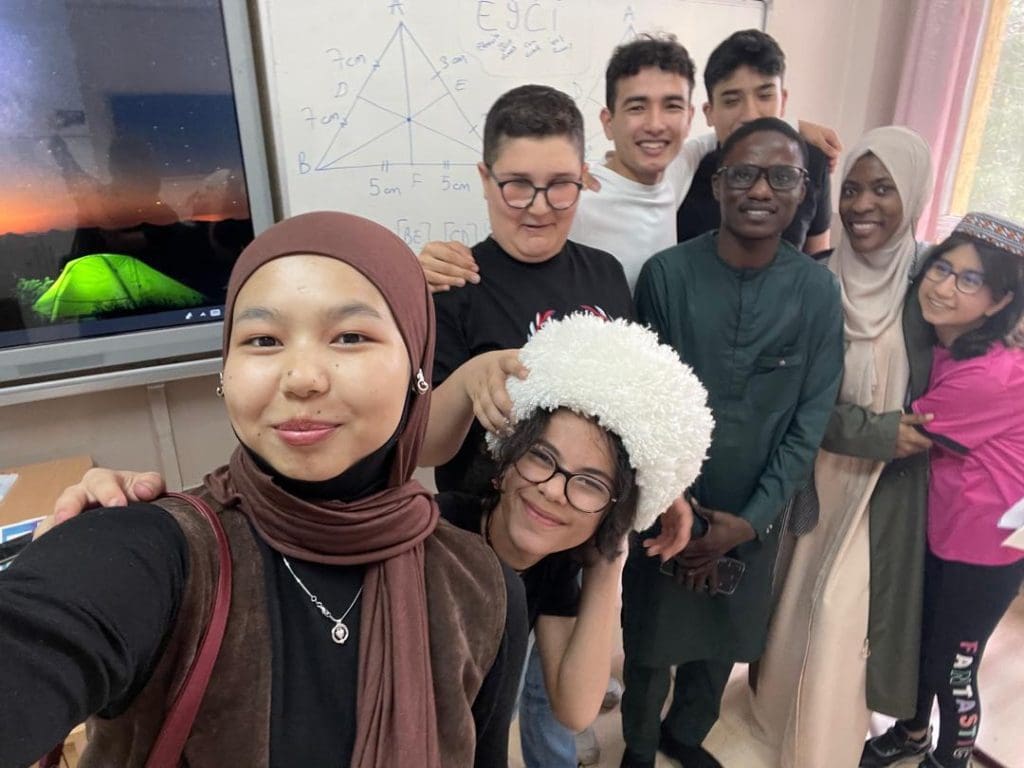 Egeli uluslararası öğrenciler görme engelli kardeşlerine masallar anlattı