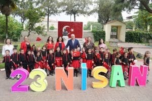 Minik öğrencilerden Rektör Budak’a 23 Nisan sürprizi