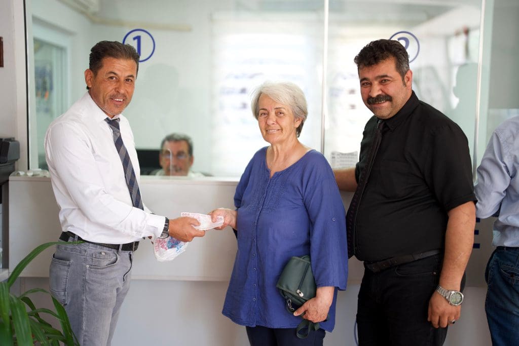 Belediye çalışanının bulduğu para sahibine teslim edildi