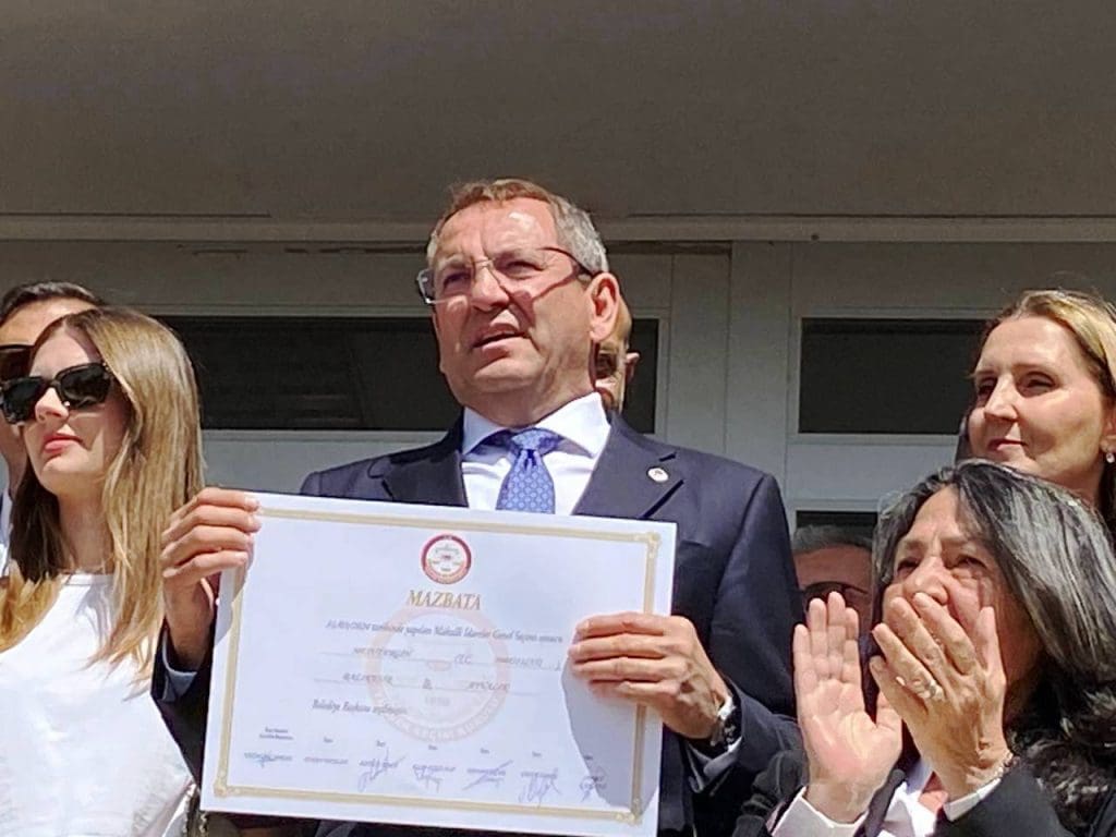 Ayvalık Belediye Başkanı Mesut Ergin mazbatasını aldı