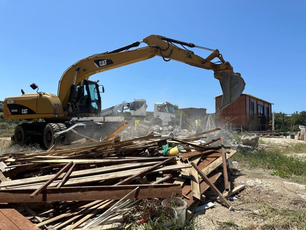 İzmir Büyükşehir Belediyesi kaçak yapıları yıktı
