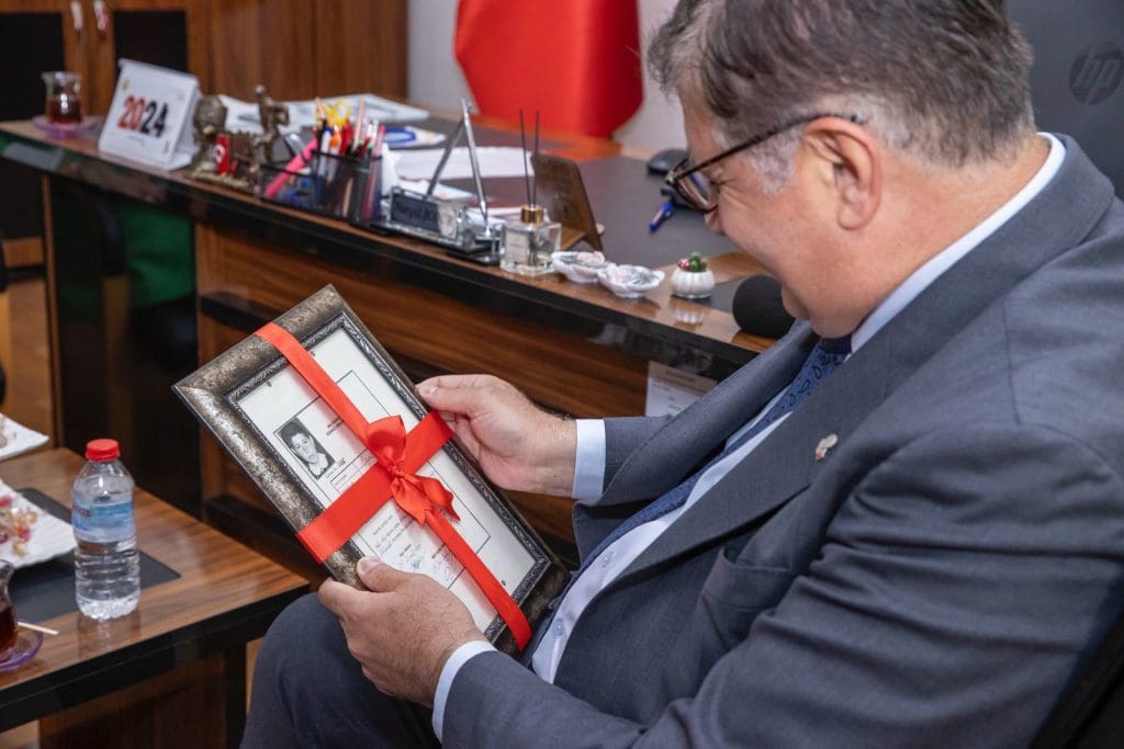 Başkan Tugay’a İlkokul diploması mezun olduğu lisede hediye edildi
