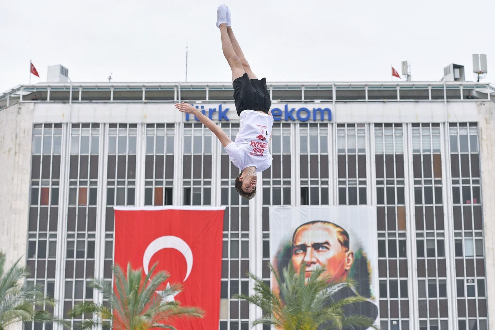 İzmir’de 19 Mayıs coşkusu-Cumhuriyet Meydanı rengarenk