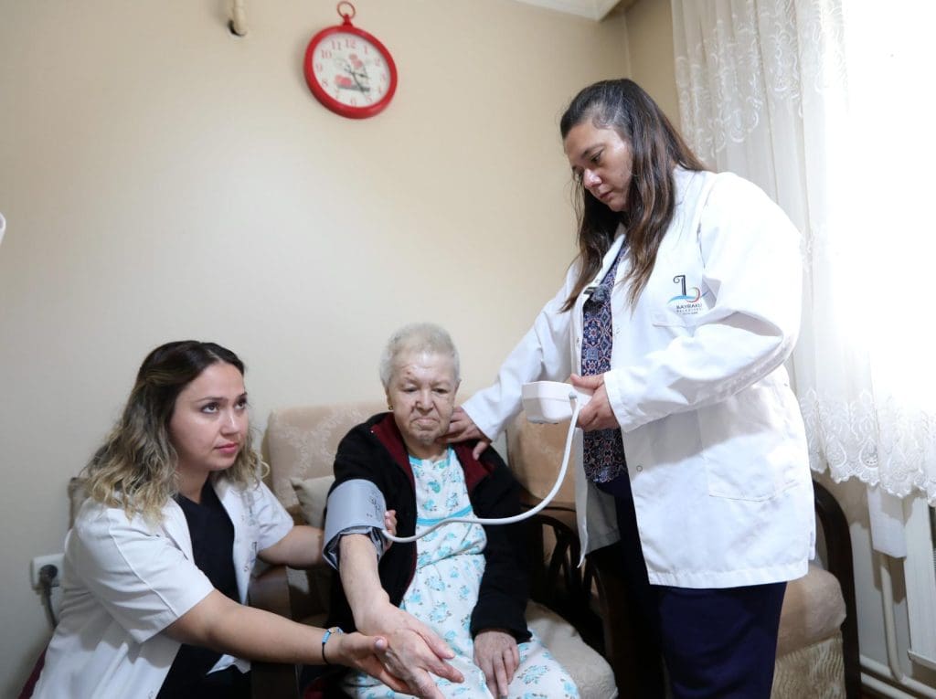 Bayraklı’da evde bakım hizmeti başladı
