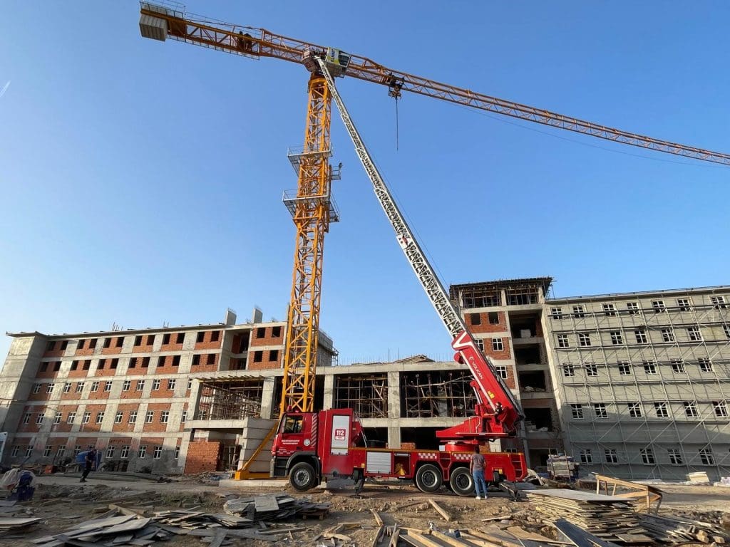 Vinç operatörü itfaiye merdiveni ile kurtarıldı