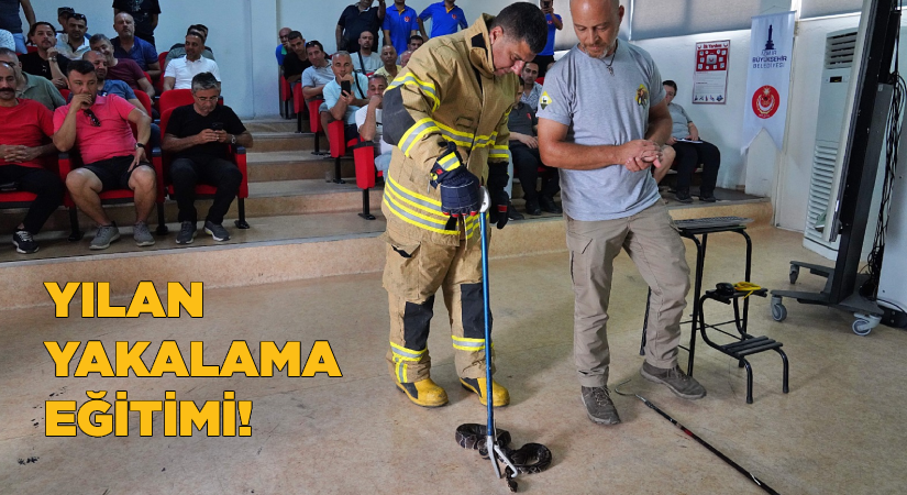 İzmir İtfaiyesi personeline yılan yakalama eğitimi