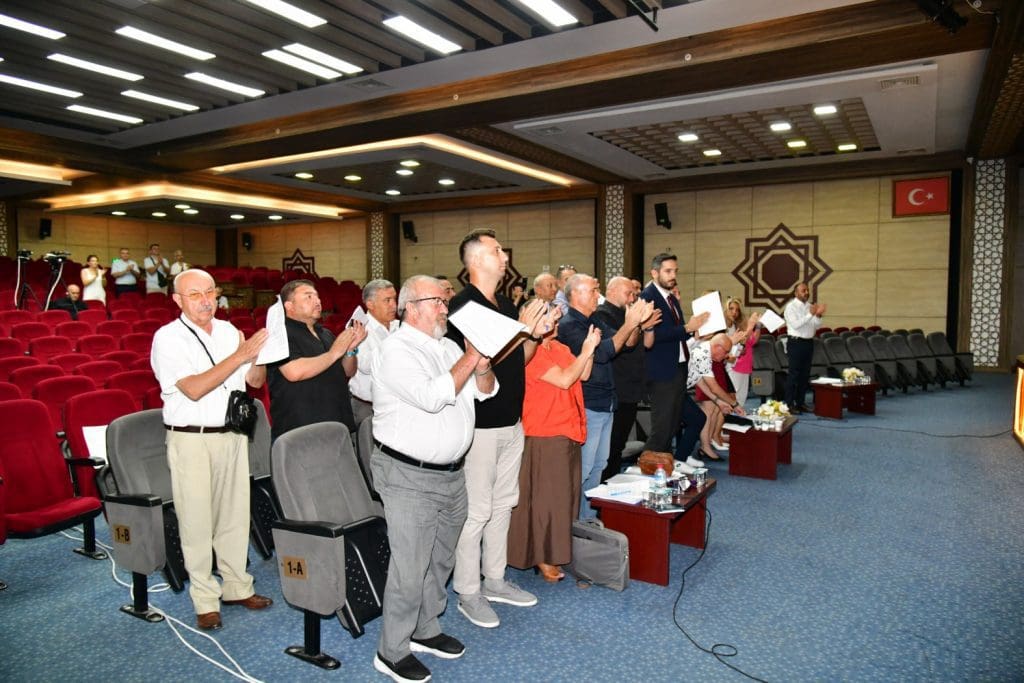 Filistin’e destek veren Balaban ayakta alkışlandı