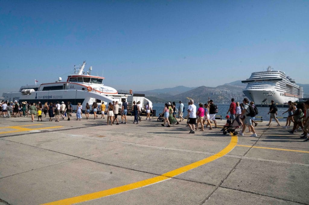 İZDENİZ’den, kruvaziyer yolcularına hizmet