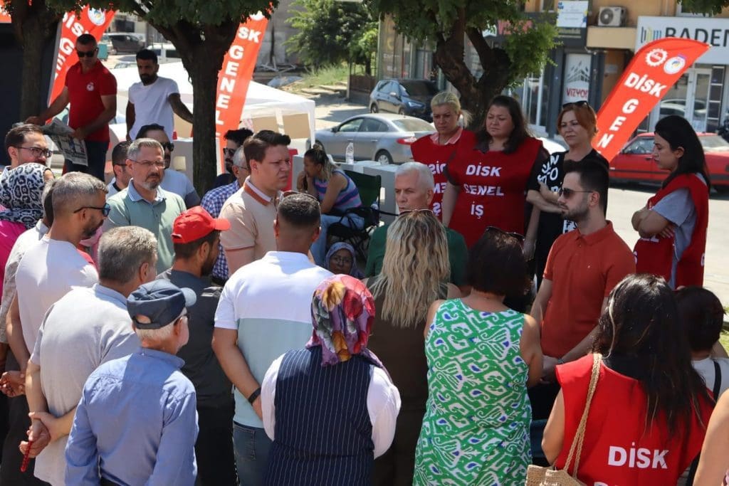 AK Parti’den Kemalpaşa’da işten çıkarılanlara destek