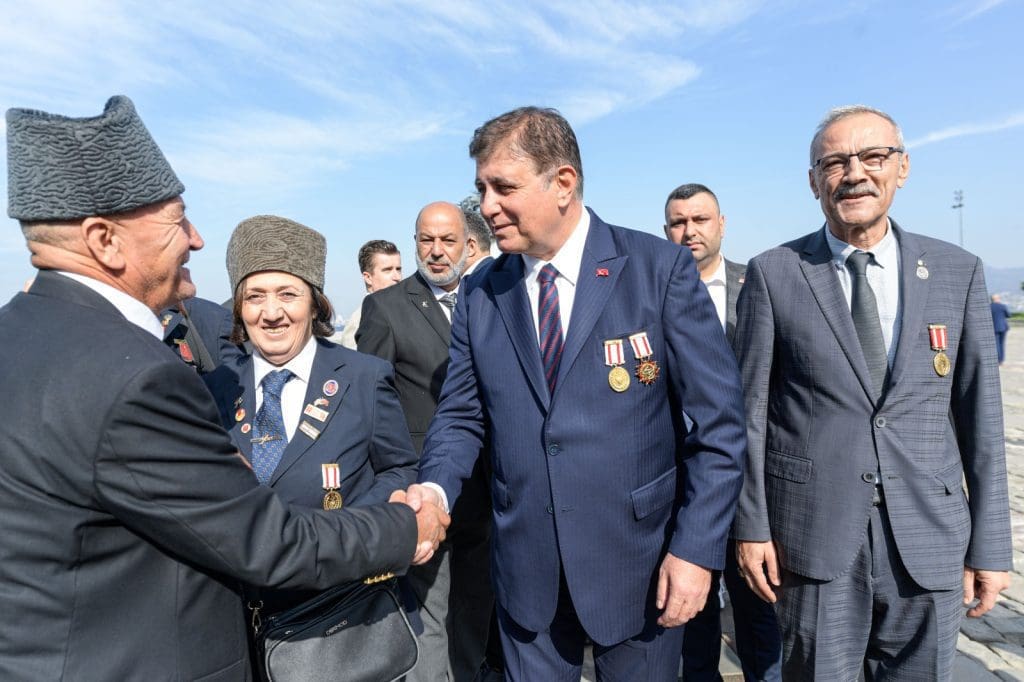 Başkan Tugay babasının madalyalarıyla gaziler gününe katıldı