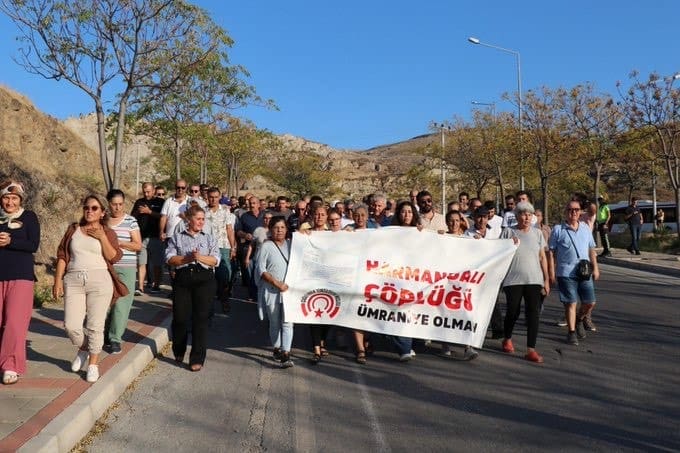 Çöp yürüyüşünde yasağa tepki